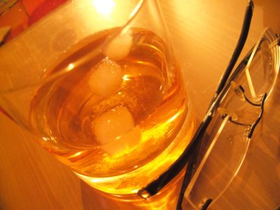 Whiskeyglas mit Brille