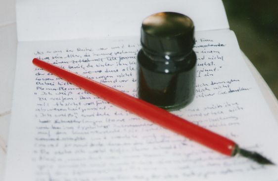 Manuskriptseite des Romans Der Tausendfüßler mit Feder und Tinte