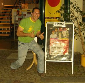 Vor dem Galli Theater Berlin