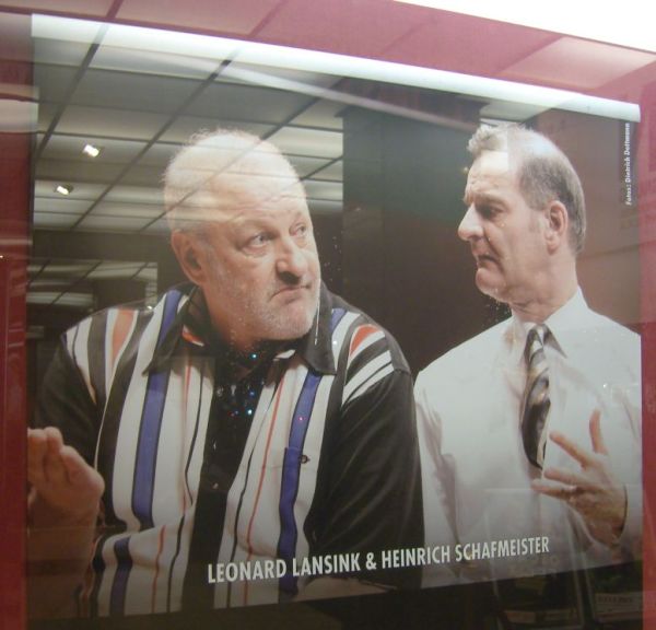 Oscar und Felix Leonard Lansink und Heinrich Schafmeister Plakat im Schaufenster Theater am Kurfürstendamm