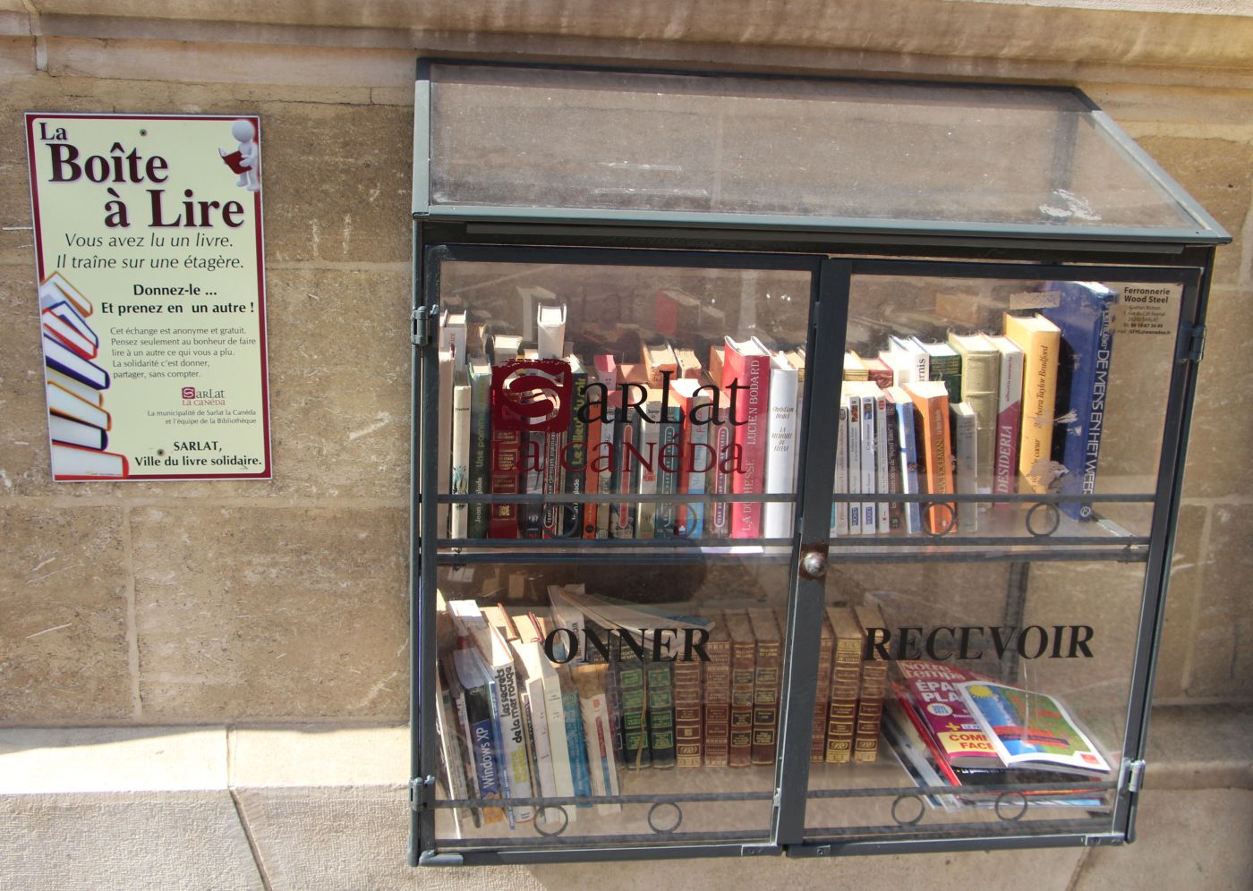 Öffentlicher Bücherschrank Sarlat Perigord Frankreich