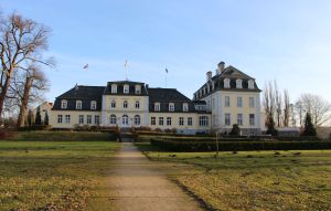 Schlosshotel Groß Plasten Seitenansicht mit Kräutergarten